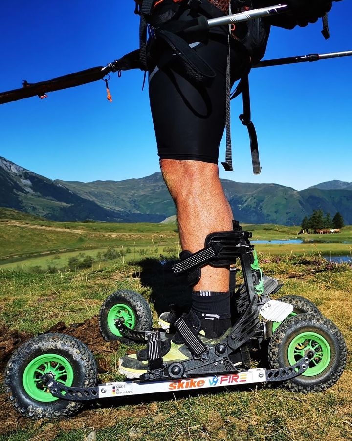 skike v9 FIRE 200 Cross Skate displayed in a scenic surrounding