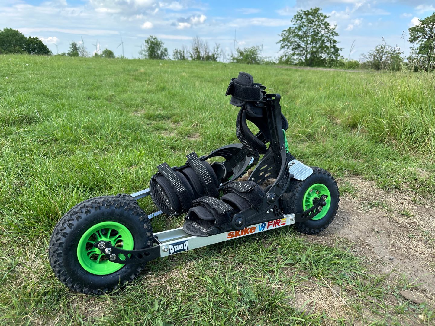 skike v9 FIRE 200 Cross Skate standing in the grass